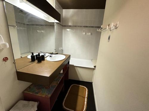 ein Badezimmer mit Waschbecken und Spiegel in der Unterkunft Résidence Carette - STUDIO 32 M² CLOS DE LA BALME MAE-4841 in Corrençon-en-Vercors