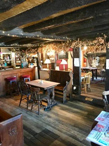 Un restaurante o sitio para comer en The George Inn