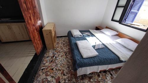 Una cama o camas en una habitación de Habibi Hostel