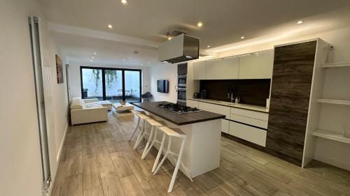 a kitchen with a stove and a counter top at Spacious 4 Bedroom House in Leamington Spa