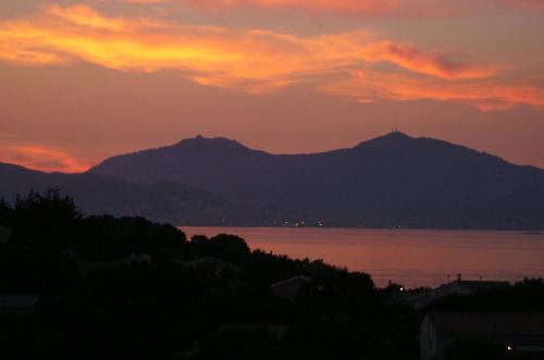 Bella Vista 4, T2 vue mer, piscine, climatisé Porticcio