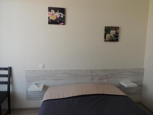 Postel nebo postele na pokoji v ubytování Hotel Le Colbert epernay