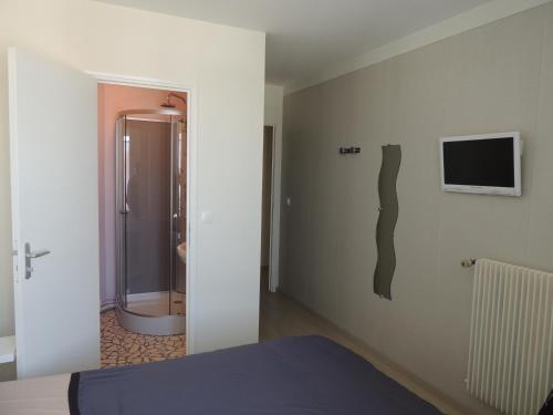 Postel nebo postele na pokoji v ubytování Hotel Le Colbert epernay
