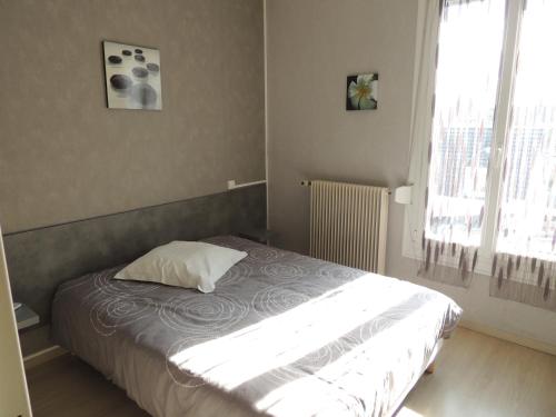 Postel nebo postele na pokoji v ubytování Hotel Le Colbert epernay