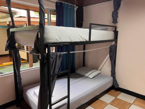 two bunk beds in a room with a window at Rio Danta in Fortuna