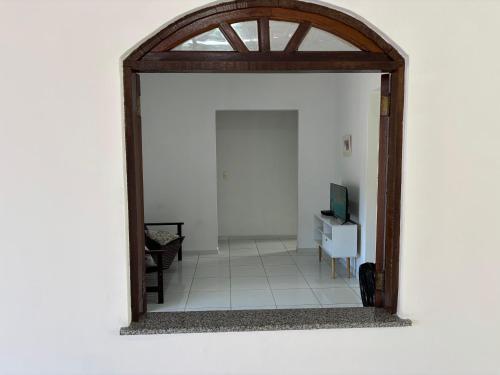 a mirror reflecting a living room with a tv at Pousada Recanto do Japa in Nilo Peçanha