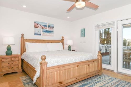 a bedroom with a bed and a ceiling fan at Casa Di Amore in Destin
