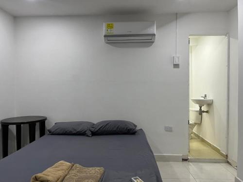 卡塔赫纳Habitación cerca a la playa 105的卧室配有床和盥洗盆