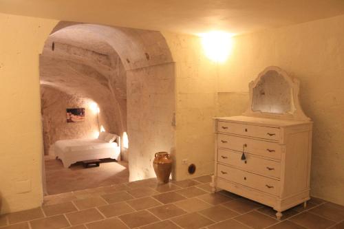 1 dormitorio con vestidor y 1 cama en una habitación en La Neviera nei Sassi, en Matera
