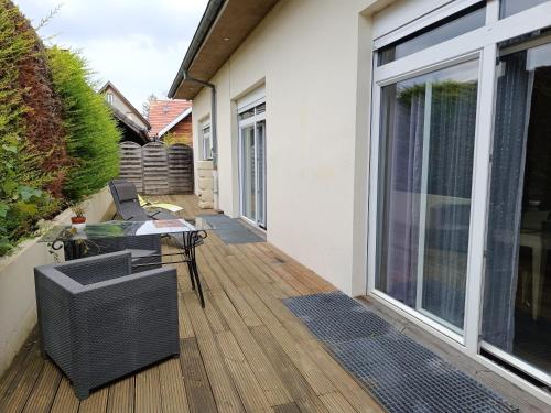 a patio with a table and chairs and a window at Grand Appartement 3 frontières in Hésingue
