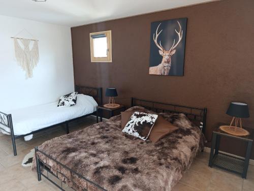- une chambre avec 2 lits et un cerf sur le mur dans l'établissement Õ 2040 Chambre Flocon, à Saint-Véran