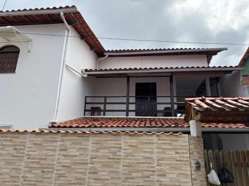 a white house with a tile roof at Pousada Recanto do Japa in Nilo Peçanha