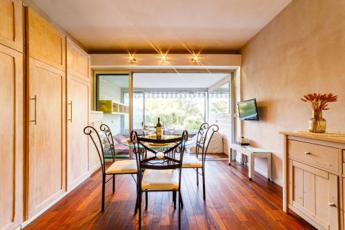 une salle à manger avec une table et des chaises dans l'établissement Studio Bord de mer cadre exceptionnel, à Bandol