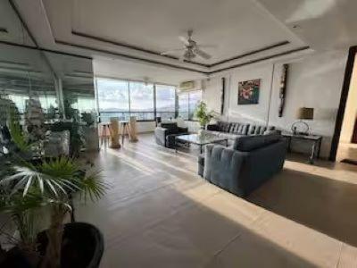 a large living room with couches and a table at Departamento con vista espectacular Anahuac in Acapulco