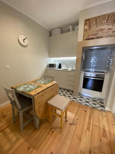 una cucina con tavolo, sedia e piano cottura di Belém Tower Apartment a Lisbona