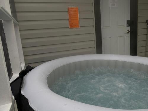 Galería fotográfica de Enjoy the Hot Tub while staying close to Caesars, Riverfront, Downtown & Dining! en Windsor