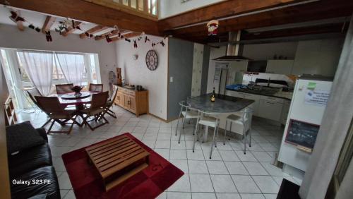 Kuchyň nebo kuchyňský kout v ubytování Gîte spacieux et lumineux proche centre ville