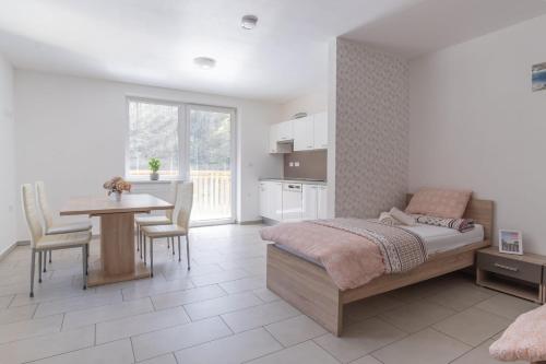 una camera da letto con un letto e un tavolo con sedie di Guest House Rosi a Tolmin