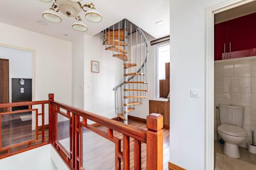 eine Treppe in einem Haus mit einem WC und einer Treppe in der Unterkunft Maison spacieuse 3 chambres - 35 min Paris centre in Romainville