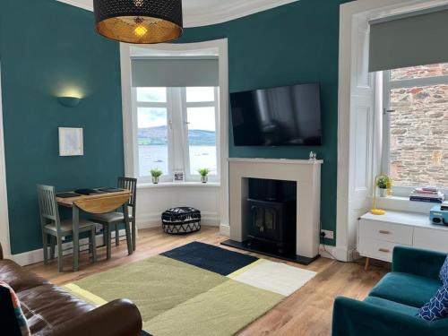 TV a/nebo společenská místnost v ubytování Beautiful Upper Apartment/Stunning Sea Views, Isle of Bute