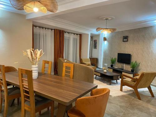 Μια τηλεόραση ή/και κέντρο ψυχαγωγίας στο Alimeta Home T3 - groupe électrogène & forage - Bonamoussadi