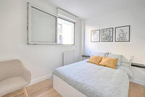 une chambre blanche avec un lit et une fenêtre dans l'établissement Le Carré Vitriot apartment near Paris, à Vitry-sur-Seine