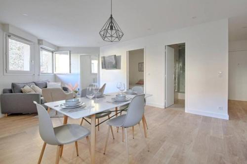 une salle à manger et un salon avec une table et des chaises dans l'établissement Le Carré Vitriot apartment near Paris, à Vitry-sur-Seine