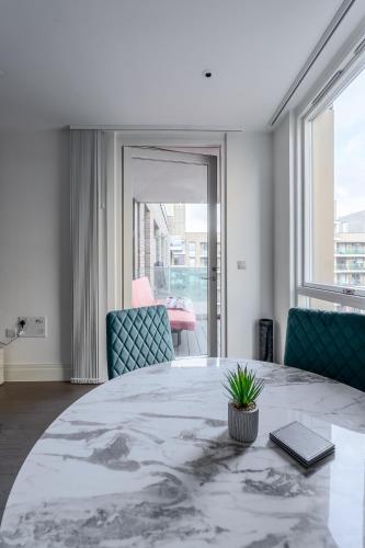 a meeting room with a table and two chairs at Modern & Cosy Flat in Kingston in Kingston upon Thames