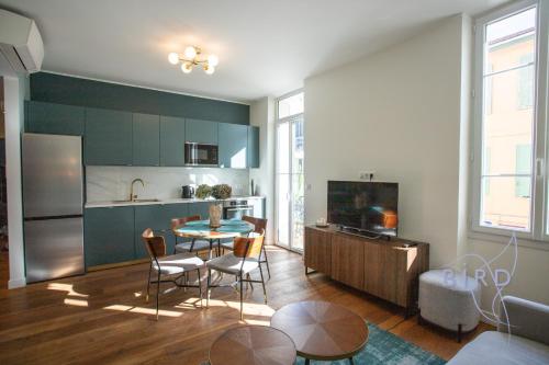 une cuisine et une salle à manger avec une table et un réfrigérateur dans l'établissement Nice flat 