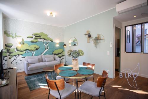 un salon avec une table et des chaises dans l'établissement Nice flat 