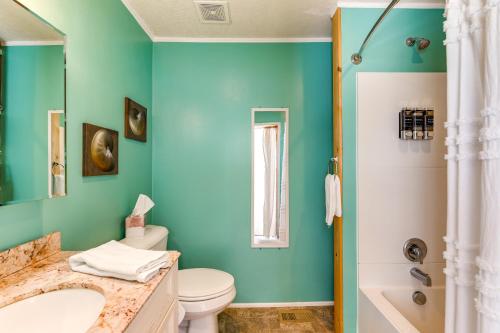 Ένα μπάνιο στο 11 Mi to Chincoteague Atlantic Home with Decks!