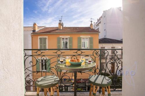 - un balcon avec une table et un bol de fruits dans l'établissement Nice Flat 