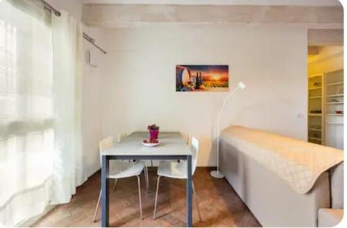 a small table with two chairs and a bed in a room at La casa di Elvira2 in Castelnuovo Berardenga