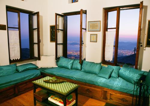 Seating area sa Archontiko Repana - Makrinitsa Stone Retreat