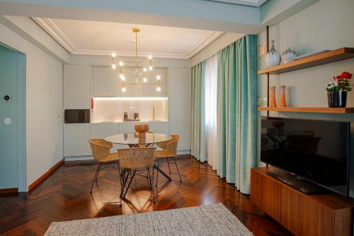 a kitchen and dining room with a table and chairs at Ocean Boutique Guesthouse in Matosinhos