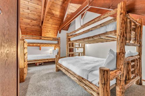 a bedroom with two bunk beds in a cabin at Kings Beach Cabin Private Hot Tub, Near Lake & Ski in Kings Beach