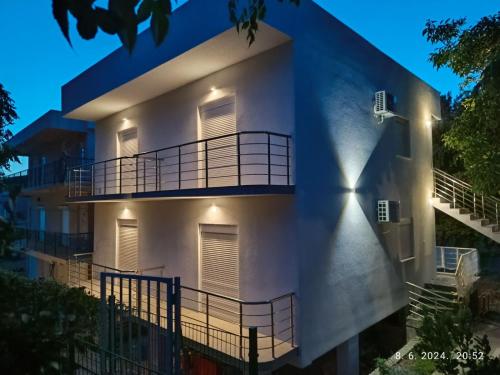 Το κτήριο όπου στεγάζεται  το διαμέρισμα