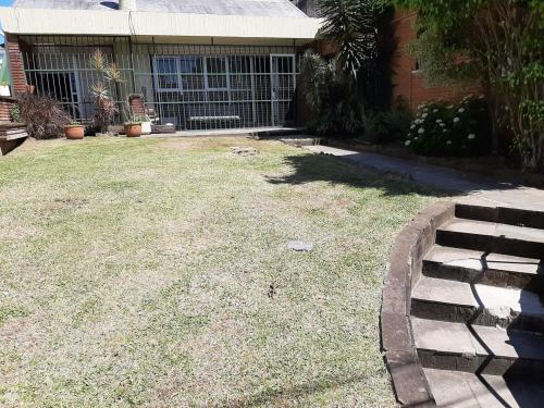 a yard with a house with a yard sidx sidx sidx at Suite con entrada independiente 1 dormitorio 1 sala de estar in Rivera
