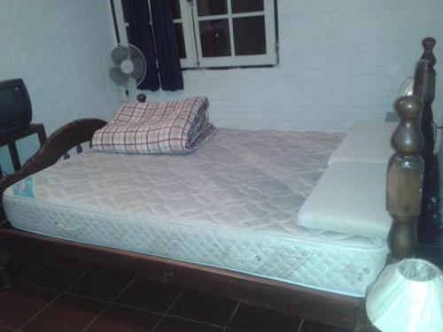 un grande letto in una stanza con finestra di Balconada a La Paloma