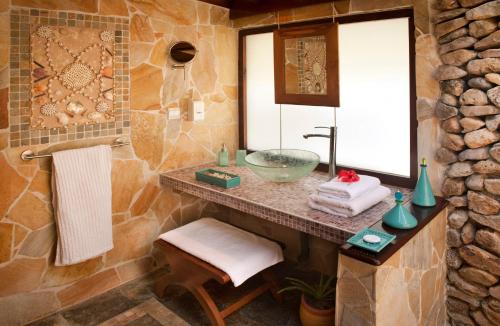 A bathroom at Robinson's Cove Villas - Deluxe Cook Villa