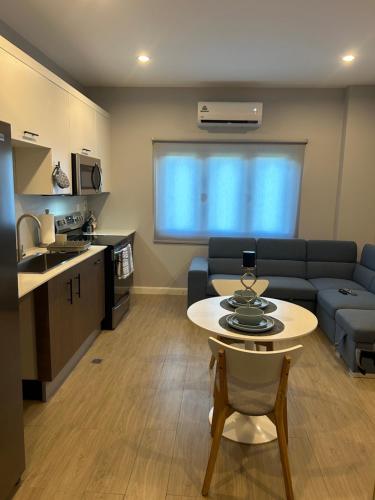 Una cocina o zona de cocina en Queens Court Apt 1B