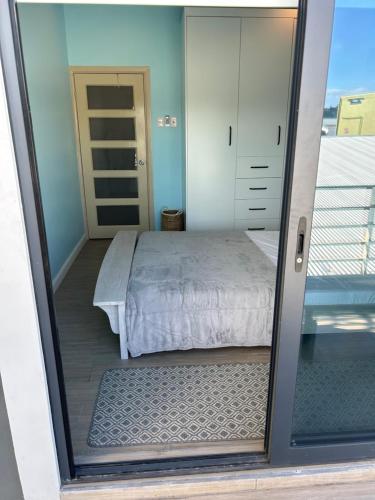 una puerta corredera de cristal con vistas a un dormitorio en Queens Court Apt 1B, en Puerto España