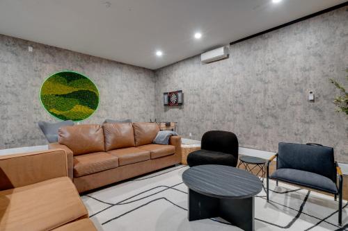 Posezení v ubytování Stylish Apt Near Lake Travis with Entertainment