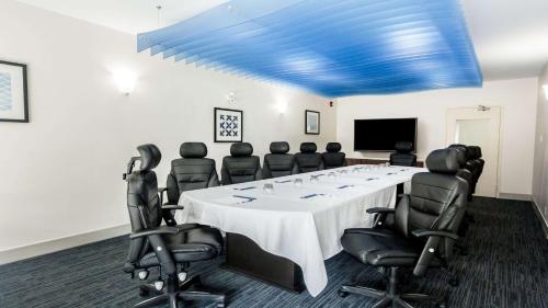 a meeting room with a large table and chairs at Holiday Inn Express & Suites-Regina-South by IHG in Regina