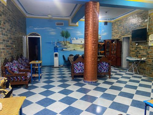 ein Raum mit Stühlen und einer großen Säule in einem Raum in der Unterkunft The white house in Assuan