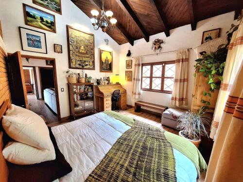 a bedroom with a large bed in a room at Cabaña Corazón del Bosque in Huasca de Ocampo