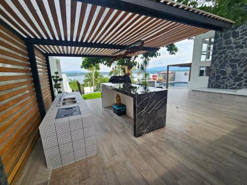 an outdoor patio with a wooden pergola at House Belle Vue, Tequesquitengo in Tequesquitengo