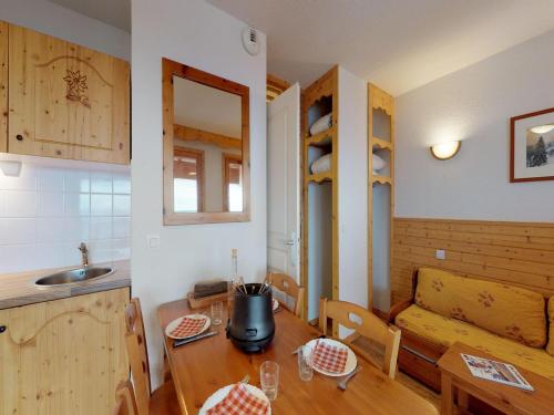 - une cuisine et une salle à manger avec une table et un canapé dans l'établissement Studio in Châtel near Linga Gondola, à Chamrousse