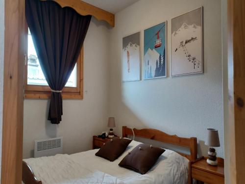 une chambre avec un lit et une fenêtre dans l'établissement Apartment Chamrousse near Ski Lift, à Chamrousse