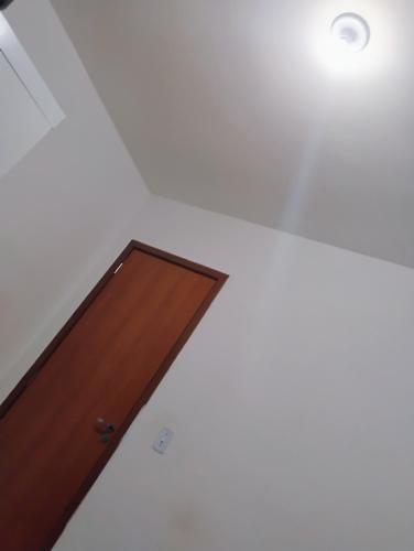 um tecto com uma porta de madeira num quarto em Yuri rafael espectacao silva em São Luís